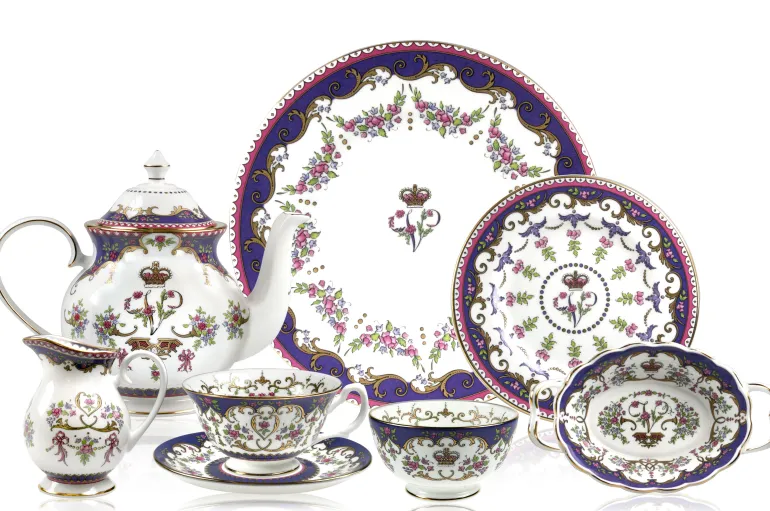 Queen Victoria 4 Cup Teapot